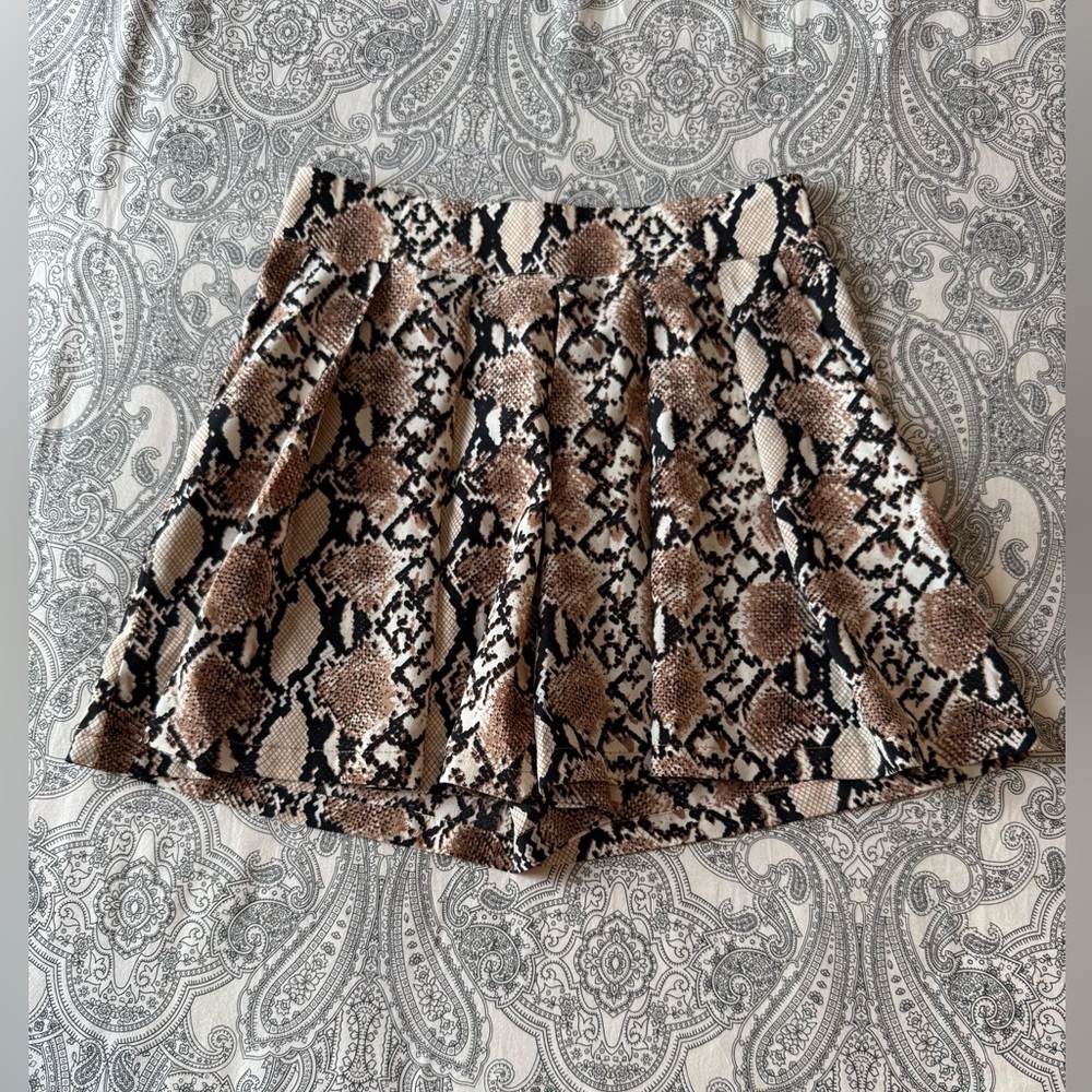 Hayden Snake-Print Shorts with Pockets and Front Pleats Medium